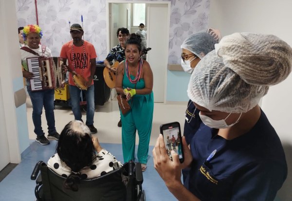 Artistas feirenses levam música e alegria para pacientes e funcionários do Hospital Clériston Andrade 