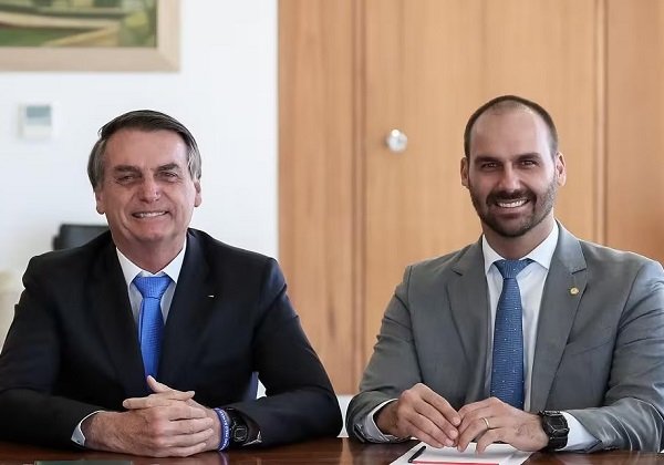 Bolsonaro e Eduardo confirmam presença à posse de Milei dia 10 de dezembro