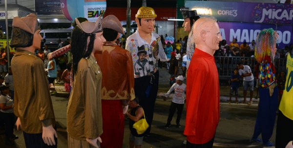 Bonecos gigantes do Carnaval de Olinda desfilaram na Micareta de Feira