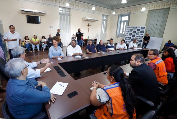 Comitiva do Estado se reúne com moradores de Feira de Santana afetados pelas chuvas