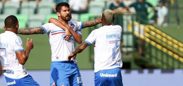 Em jogo eletrizante com duas viradas, Everaldo desencanta, Bahia vence o Goiás e respira fora do Z-4