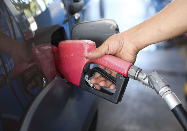 Em semana de volta dos impostos federais, gasolina sobe R$ 0,17