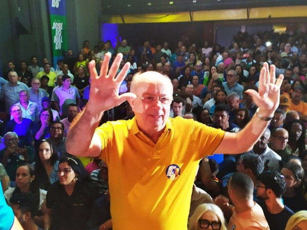 Ex prefeito José Ronaldo reúne milhares de pessoas e lança pré candidatura a prefeito de Feira