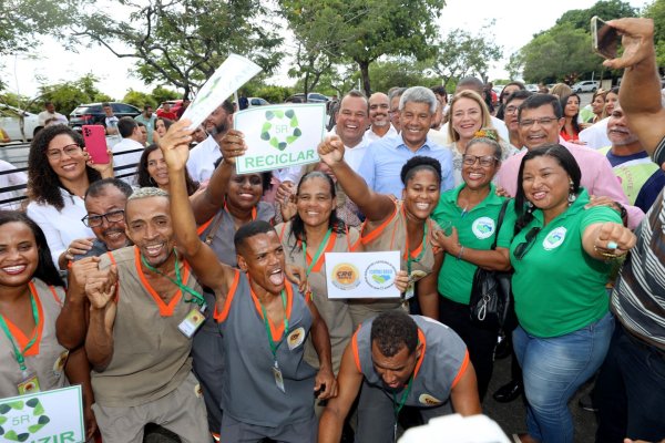 Governo da Bahia entrega equipamentos para cooperativas de material reciclável