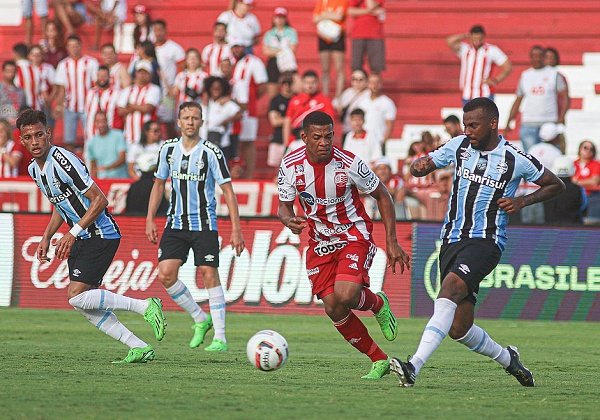 Grêmio vence Náutico e garante acesso para Série A