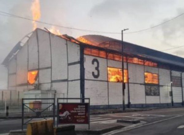 Incêndio de grande proporção atinge galpão no bairro do Comércio, em Salvador