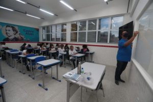 Jerônimo encaminha à Alba projetos de lei para pagar precatórios da Educação