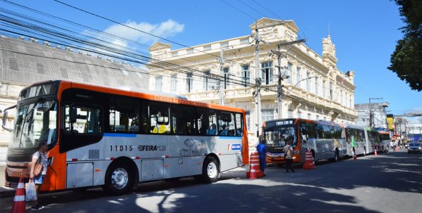 Mais dez novos ônibus com ar-condicionado da São João vão atender 19 bairros