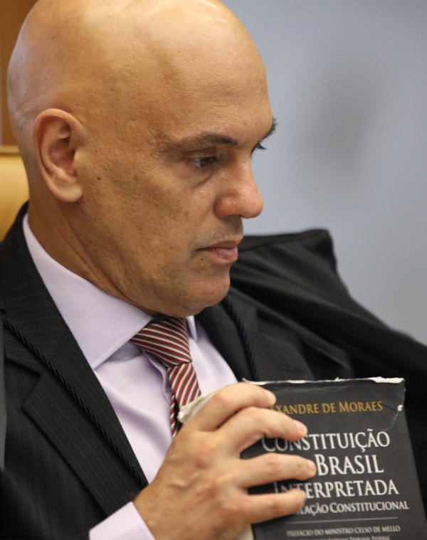 Moraes proíbe uso de VPN para acessar X sob pena de multa de R$ 50 mil