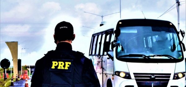 Motorista de ônibus cede volante a passageiros sem CNH e é autuado pela PRF na Bahia