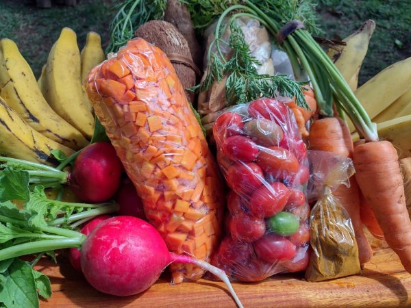 Mulheres agricultoras vendem cestas com produtos agroecológicos de Lençóis