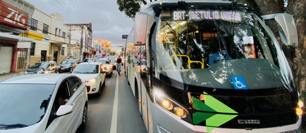 Ônibus urbanos circulam em novo horário em Feira de Santana