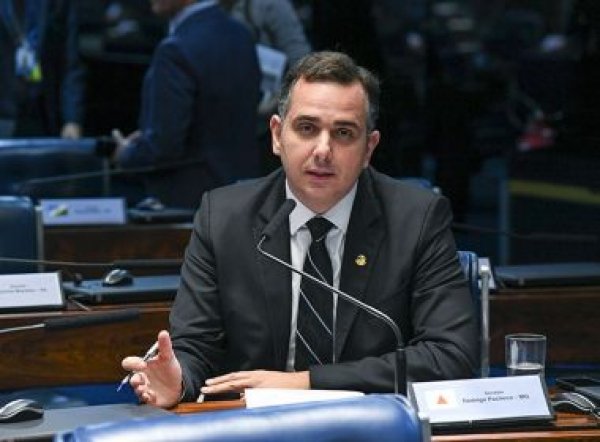 Pacheco impõe nova derrota a Bolsonaro e devolve MP das fake news