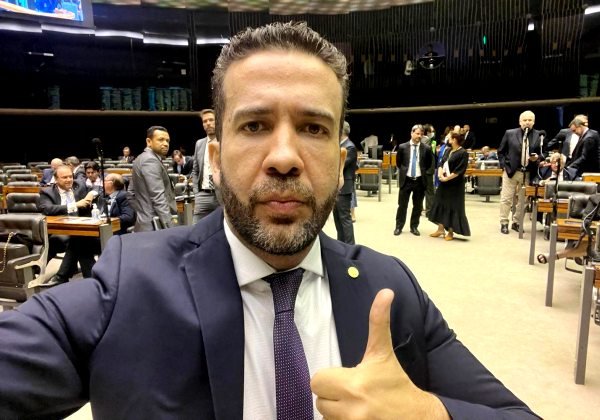 Pedido de cassação de André Janones avança na Câmara dos Deputados