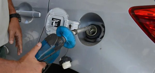 Preço da gasolina chega a R$ 6,90 em Salvador