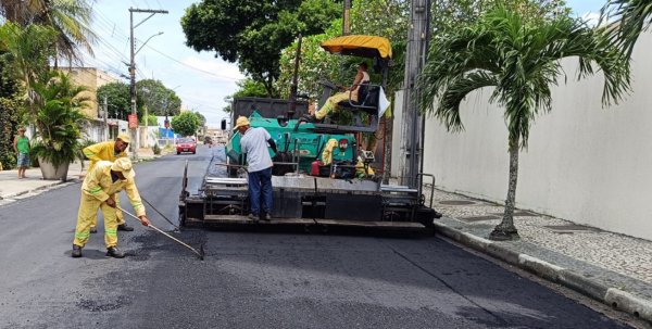 Prefeitura de Feira asfalta importante corredor de tráfego no Capuchinhos