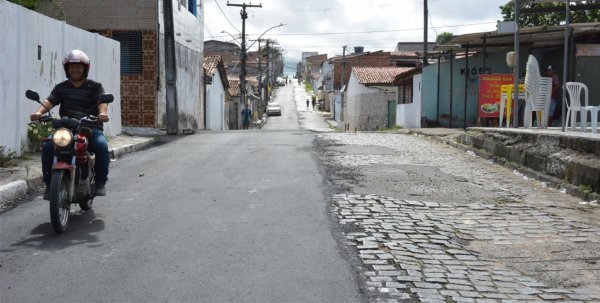 Prefeitura de Feira executa pavimentação asfáltica na Serraria Brasil e no Feira IX