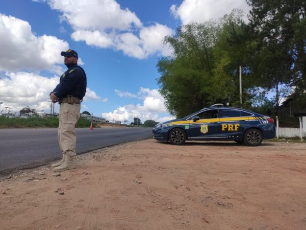 PRF recupera carro roubado em Feira de Santana