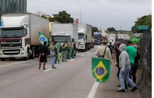 PRF registra 12 bloqueios em estradas federais; maioria é em Mato Grosso