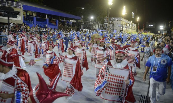 Primeiro dia de desfiles no Sambódromo tem acidente e atrasos