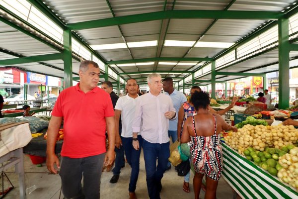 Zé Neto e Presidente da CAR entregam 200 novas barracas padronizadas para comerciantes da Feira do Tomba