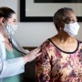 Busca por cuidadores de idosos cresce 50% na pandemia mesmo após início da imunização