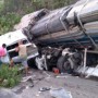 Carreta perde freio, causa acidente entre 10 veículos em Pedra do Cavalo