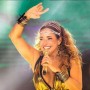 Daniela Mercury arremessa banco durante show