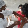 Feira recebe vacinas contra a dengue e inicia aplicação nesta quinta-feira (15)