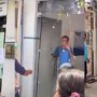 Moradores se revoltam e jogam ovos em sede da Embasa após ficarem sem água