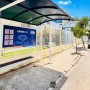 Prefeitura de Feira instala novos abrigos com QR Code na UEFS e no Museu Parque do Saber
