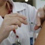 Vacina contra HPV previne câncer, mas adesão no Brasil segue abaixo da meta