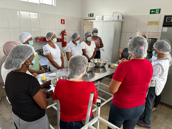 Agricultoras familiares de Caculé ampliam produção de derivados de mandioca e fortalecem economia local