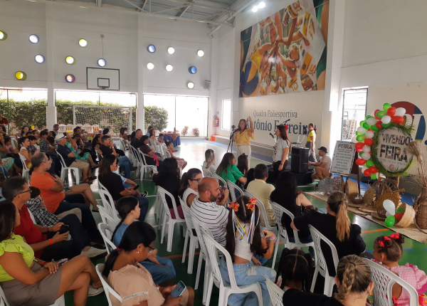 Alunos, famílias e escola reunidos em homenagem a Feira de Santana