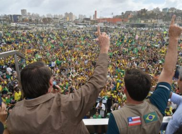 Antes de motociata, Bolsonaro diz que Rui terá que baixar preço dos combustíveis