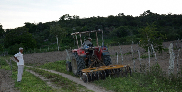 Aragem de terras resultou em 382 horas trabalhadas em três meses e 1.544 famílias atendidas