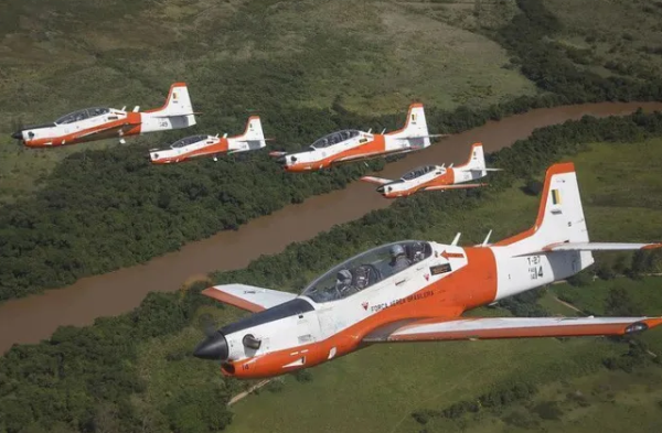 Aviões da FAB colidem durante instrução e não há informações sobre os pilotos