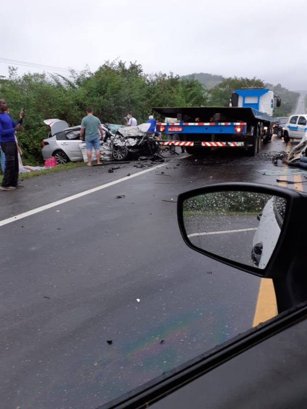 Batida entre carro e veículo funerário mata uma pessoa na BA-052 próximo de Anguera