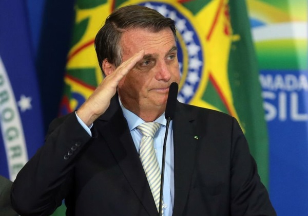 Bolsonaro chega a Londres e faz discurso na sacada da embaixada