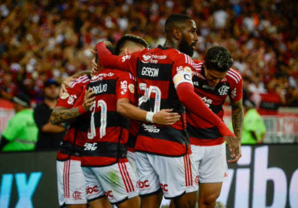 Brasileiro: Flamengo derrota Palmeiras e mantém vivo sonho por título