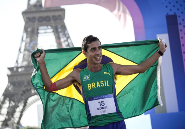 Caio Bonfim faz história e conquista medalha de prata na marcha atlética