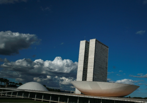 Câmara aprova aumento de salário para presidente, ministros e parlamentares