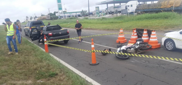 Colisão entre carro e moto resulta em uma morte no município baiano de Feira de Santana