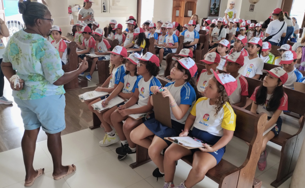 Crianças aprendem mais sobre Feira em visita ao distrito de Tiquaruçu