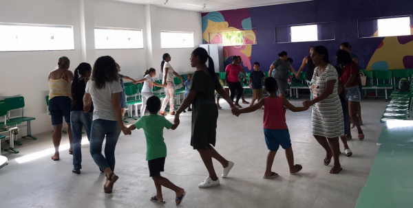 Crianças do Centro do Autista aprendem a confeccionar instrumentos