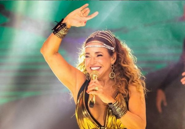 Daniela Mercury arremessa banco durante show