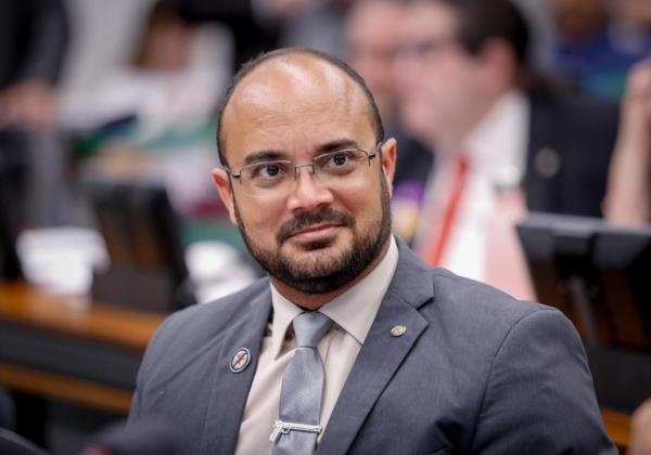 Deputado pede cancelamento do título de cidadão baiano concedido a Silvio Almeida