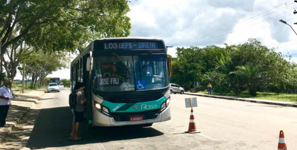 Diariamente 350 viagens e 20 ônibus urbanos atendem campus da UEFS