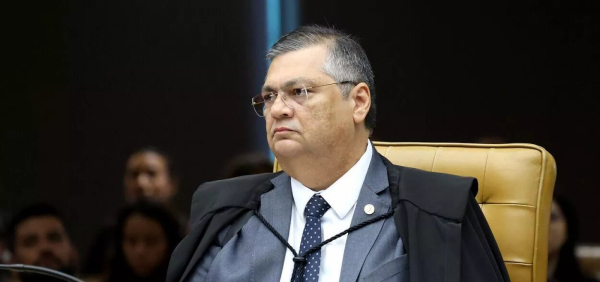 Dino libera parte das emendas bloqueadas mas critica Câmara