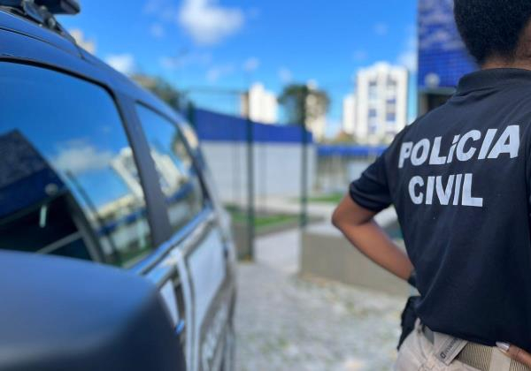 Dois PMs são presos sob suspeita de extorquir comerciante no bairro do Stiep